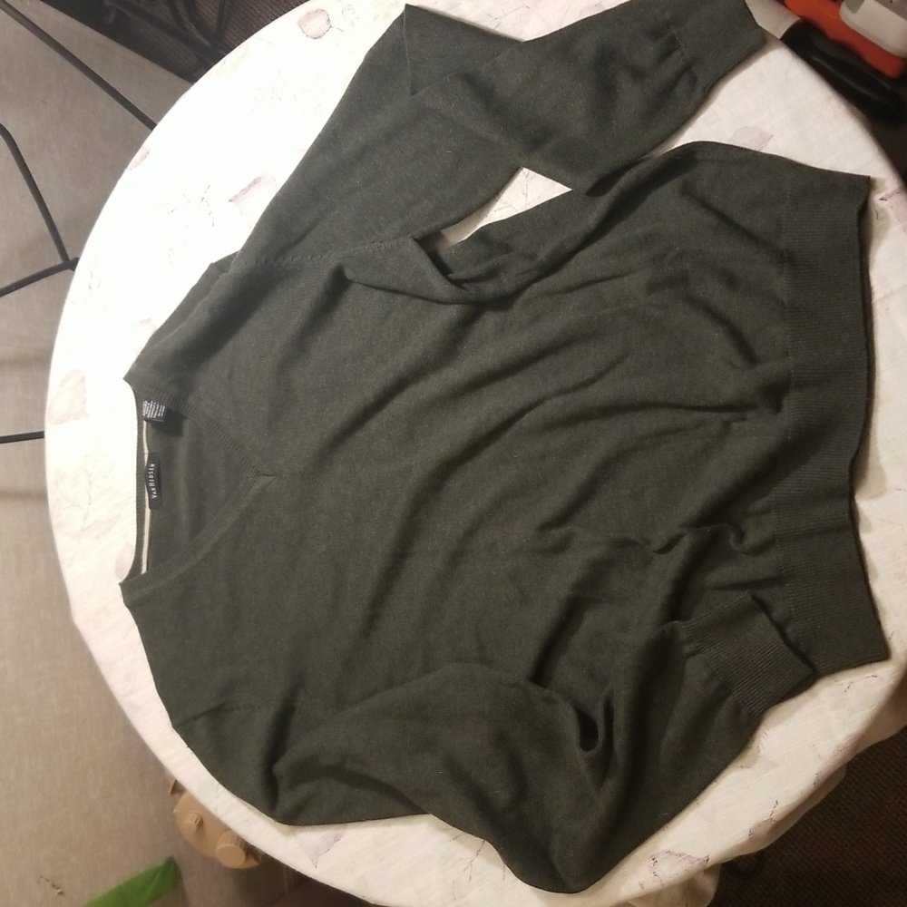 Barely worn S dark green Van Heusen V-neck long sleeve shirt